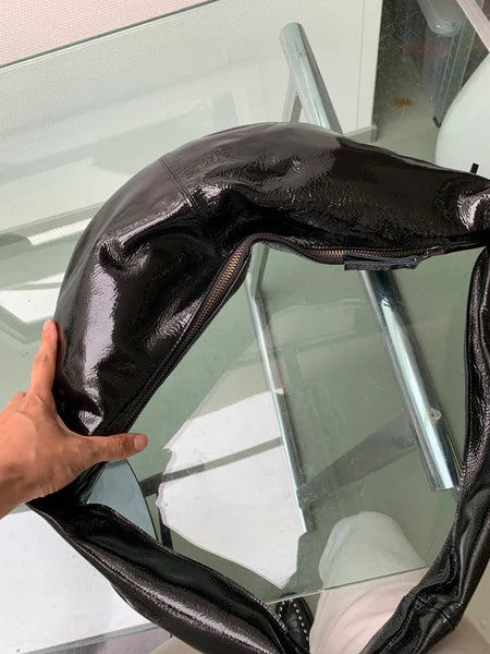 BANANA BAG XL CRUSHED PATENT BLACK