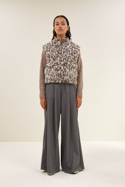 MAGGIE SLEEVELESS LEO JACKET