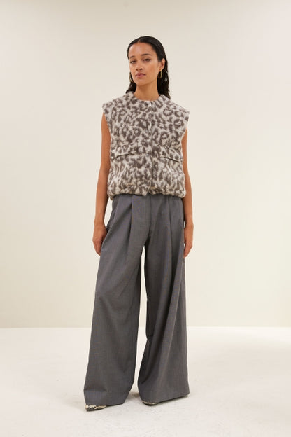 MAGGIE SLEEVELESS LEO JACKET