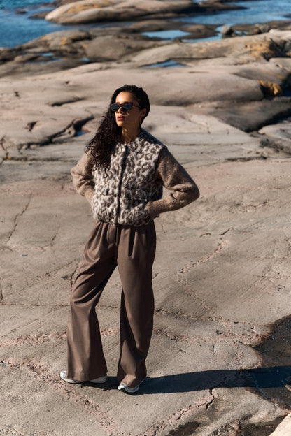 MAGGIE SLEEVELESS LEO JACKET