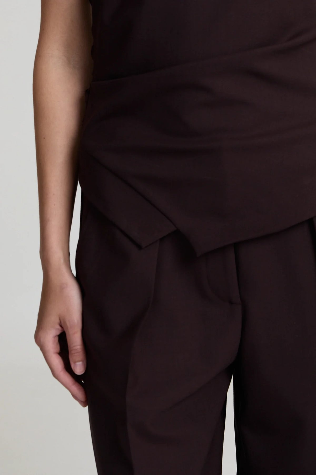 LOGAN PANTS - DARK BROWN
