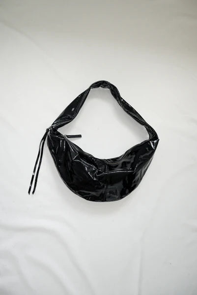 BANANA BAG XL CRUSHED PATENT BLACK