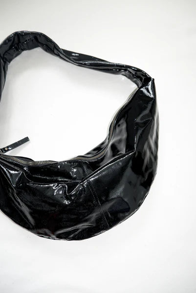 BANANA BAG XL CRUSHED PATENT BLACK