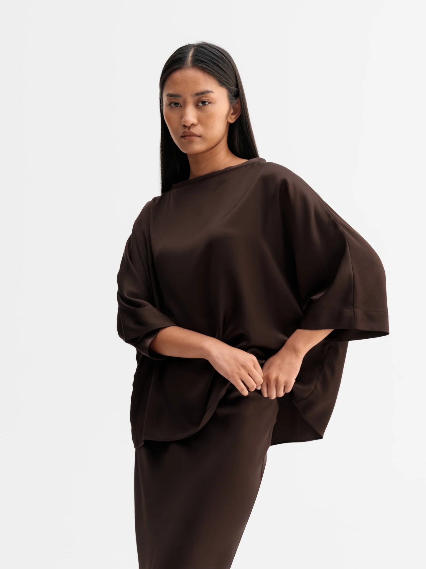 TORI SATIN TEE - DARK BROWN