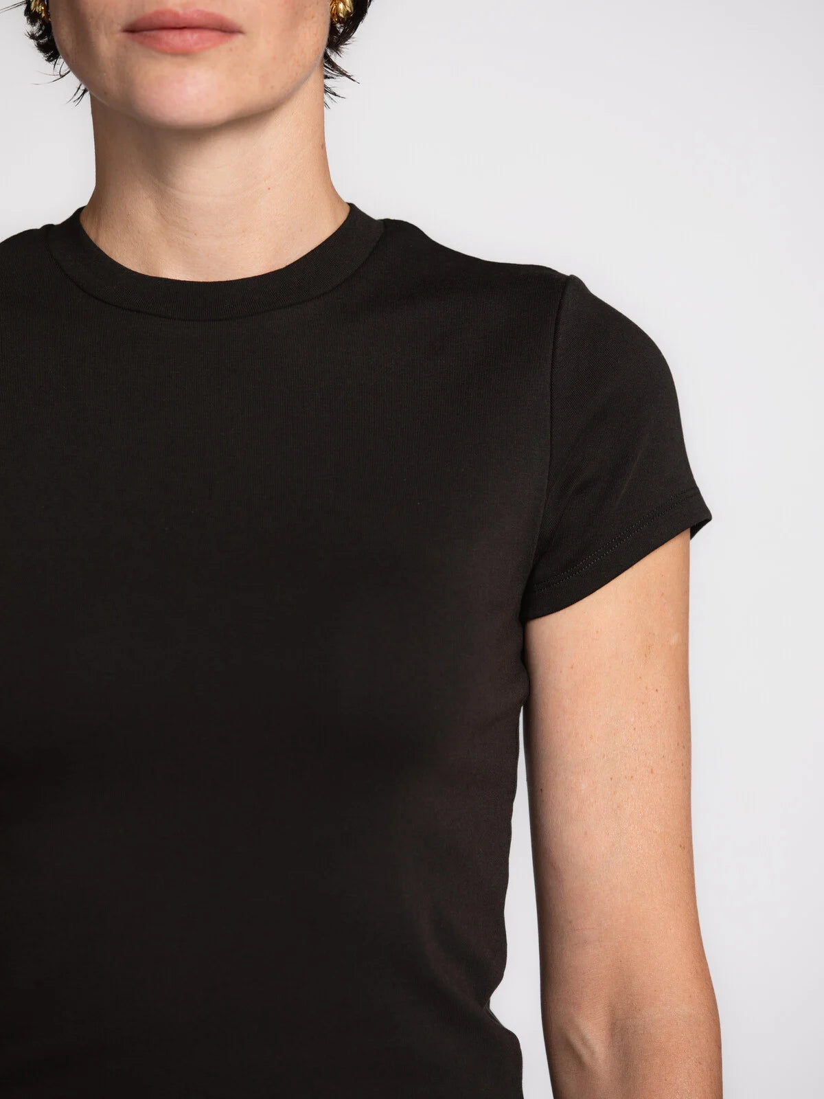 OLIVE FITTED T-SHIRT - BLACK